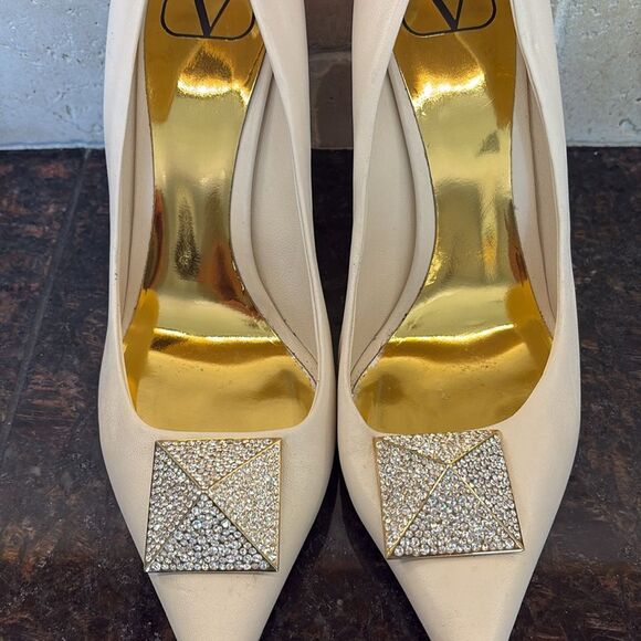 Valentino One Stud 100 Patent rhinestones, Pump, cream size 37.5/7 $1400 - Picture 13 of 14